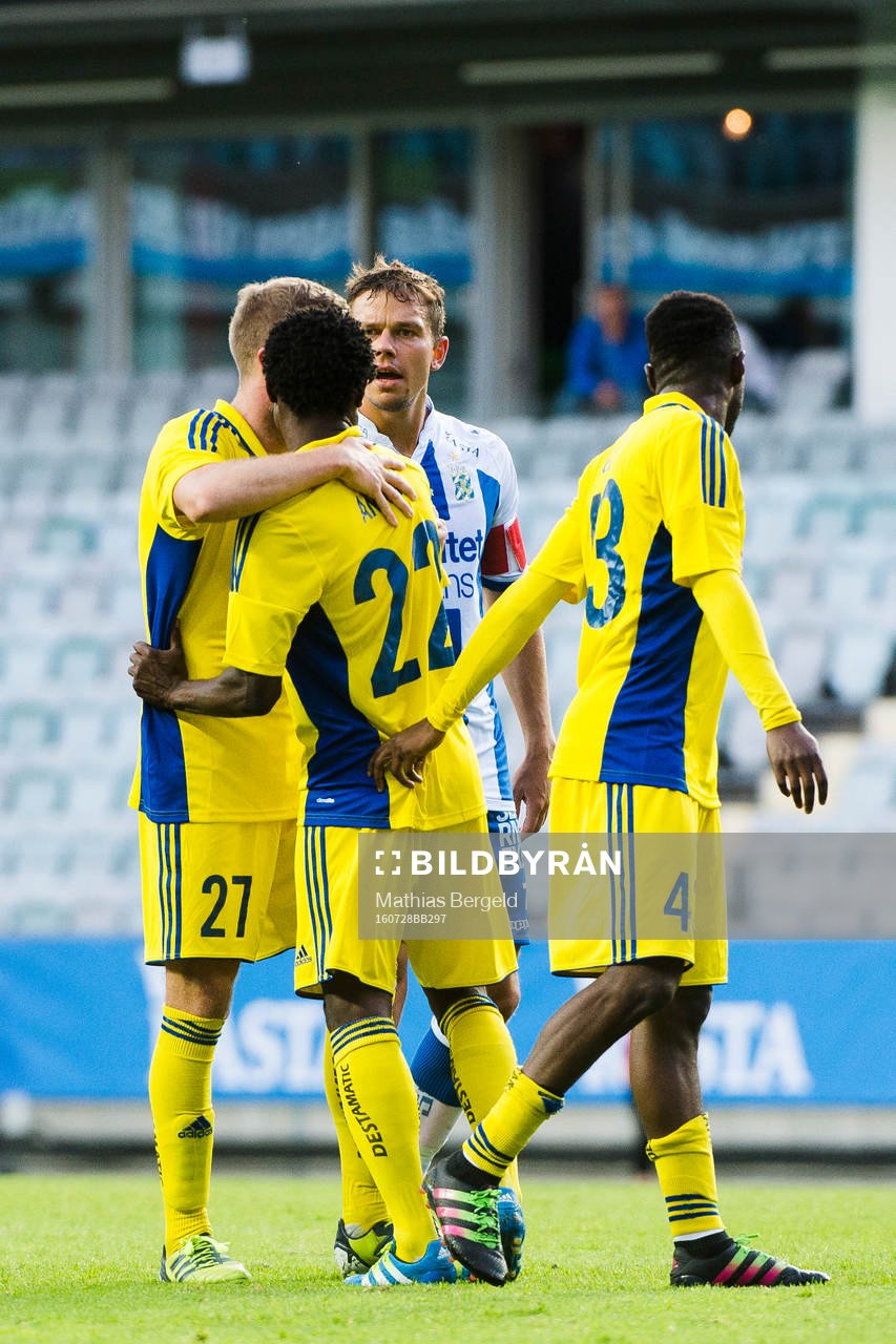 HJK Helsingfors Anthony Annan föser undan Anthony Annan
