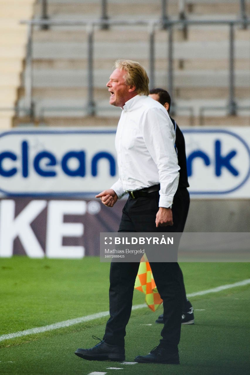 IFK Göteborgs tränare Jörgen Lennartsson ropar på sina