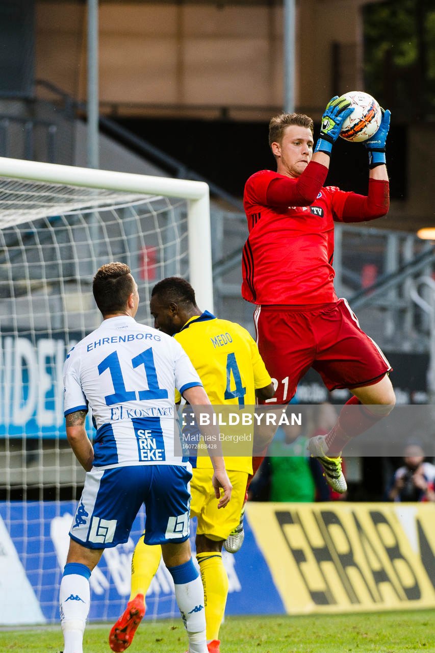 IFK Göteborgs Martin Smedberg Dalence ser HJK Helsingfors