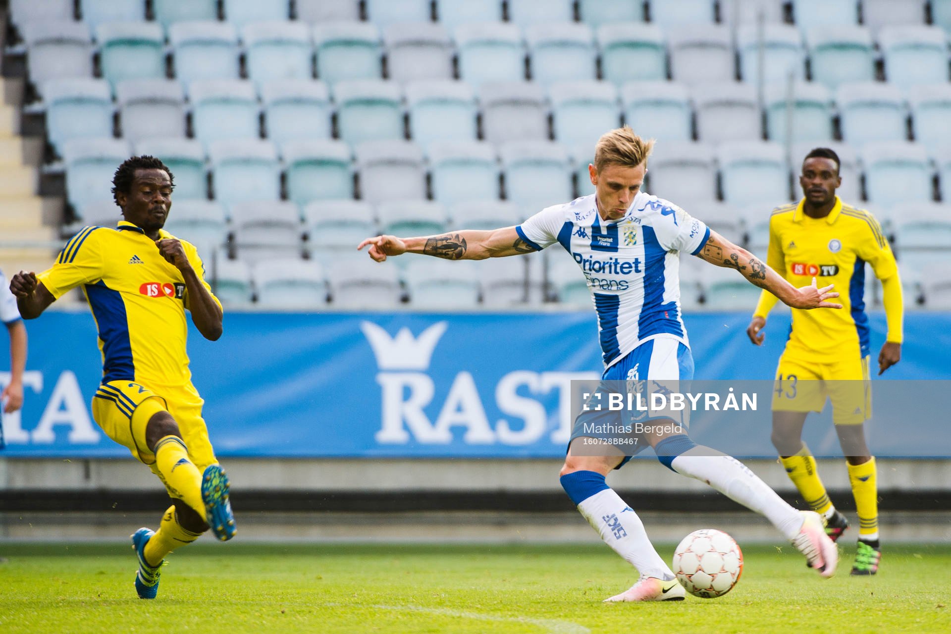 HJK Helsingfors Anthony Annan försöker täcka ett skott