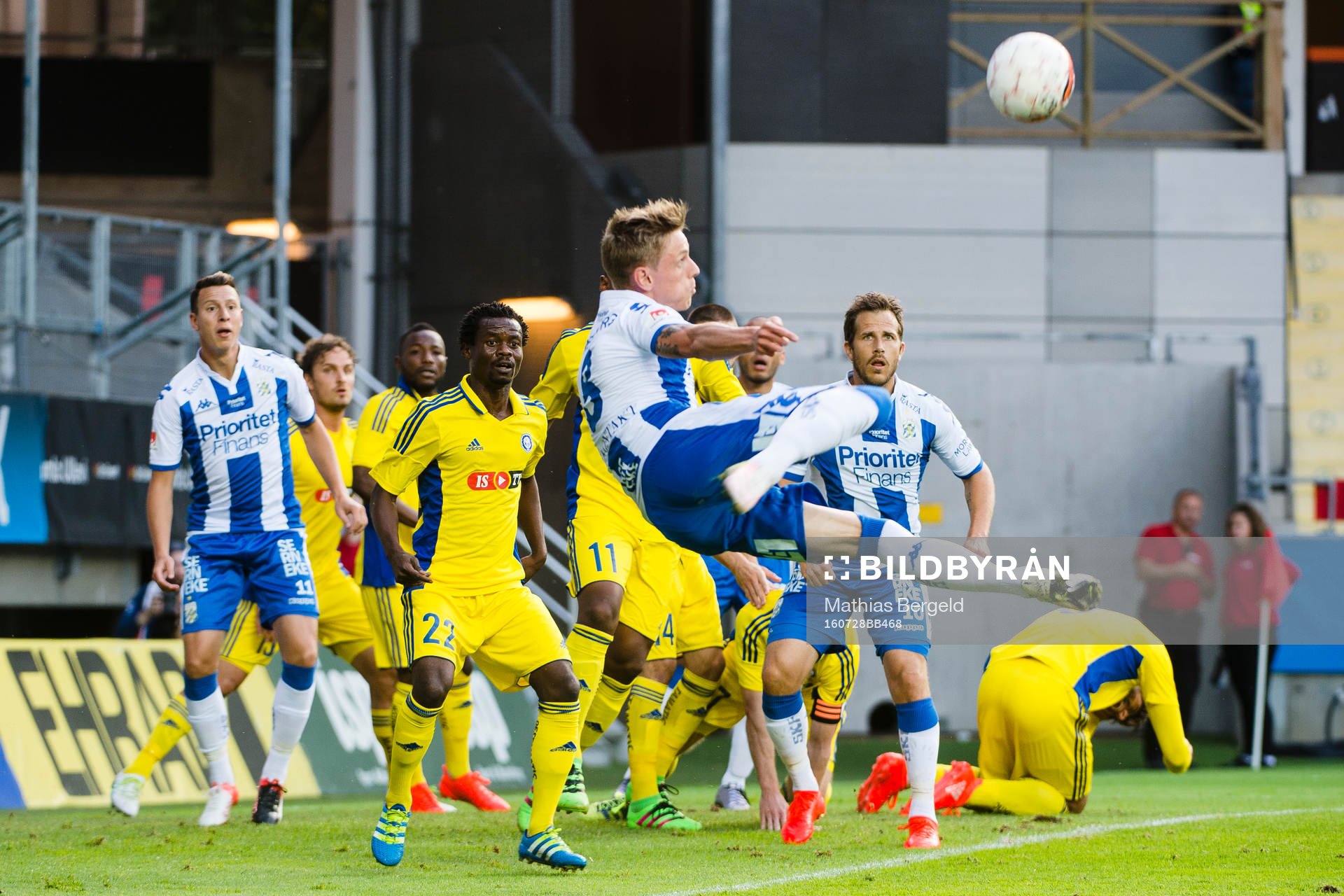 HJK Helsingfors Anthony Annan ser IFK Göteborgs Sören