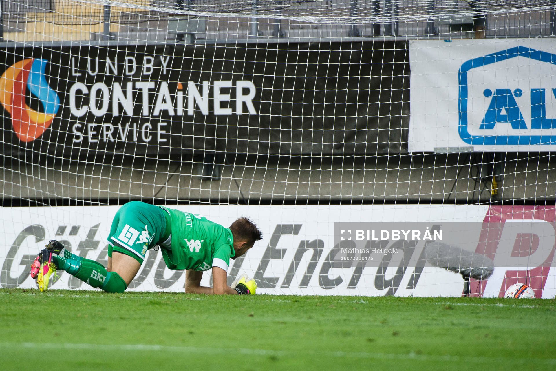 IFK Göteborgs målvakt John Alvbåge ser bollen gå i mål