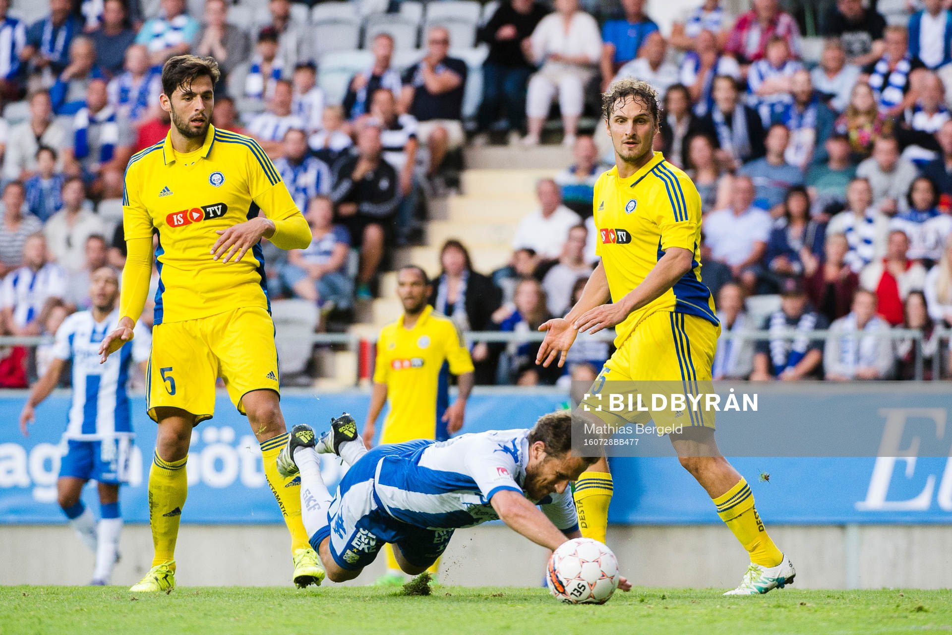 HJK Helsingfors Lum Rexhepi  och Ville Jalasto ser IFK Göteborgs Tobias Hysén falla och vilja ha straff, men det får han inte under fotbollsmatchen i kvalet till Europa League mellan IFK Göteborg och HJK Helsingfors den 28 juli 2016 i Göteborg.