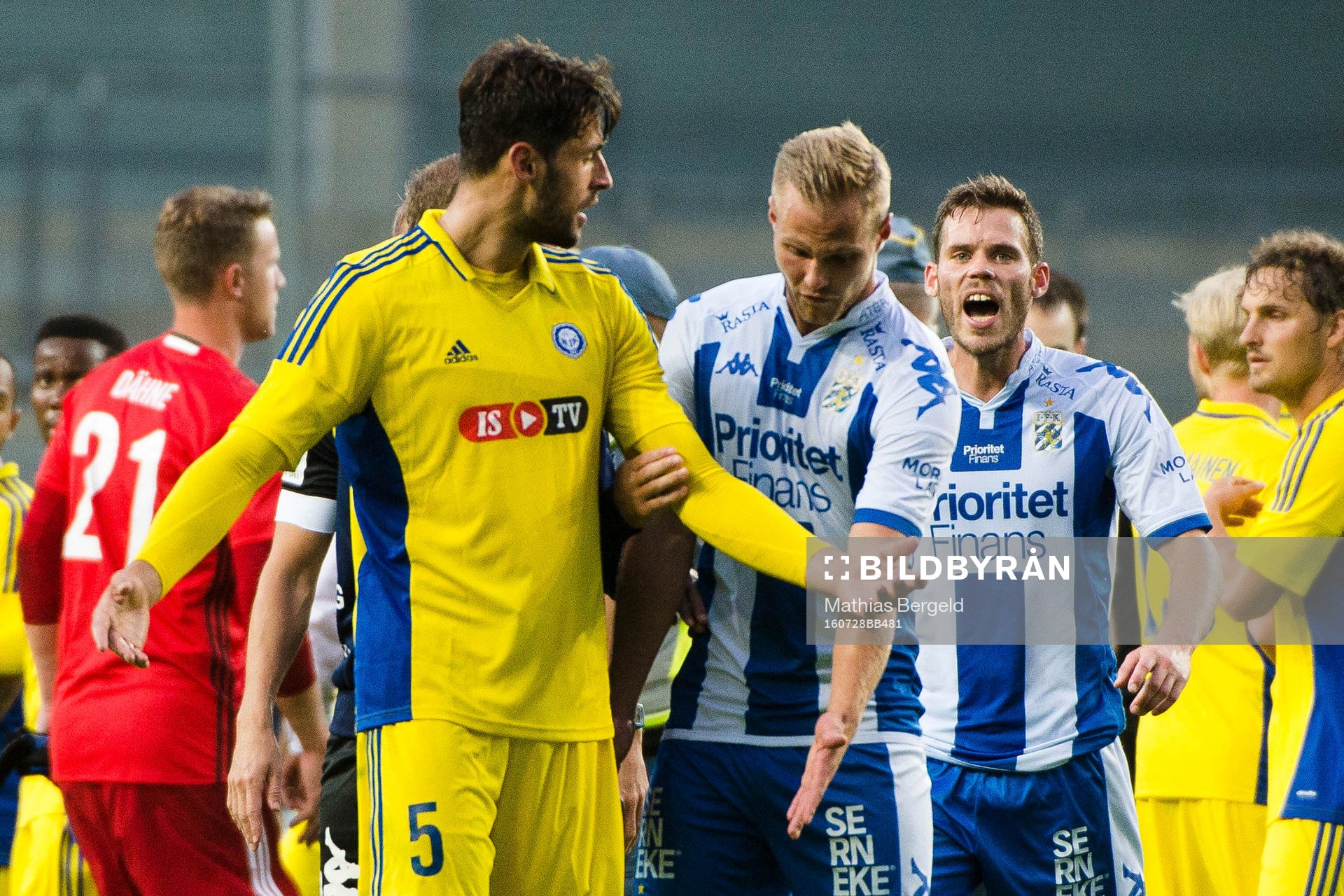 HJK Helsingfors Lum Rexhepi  diskuterar med IFK Göteborgs