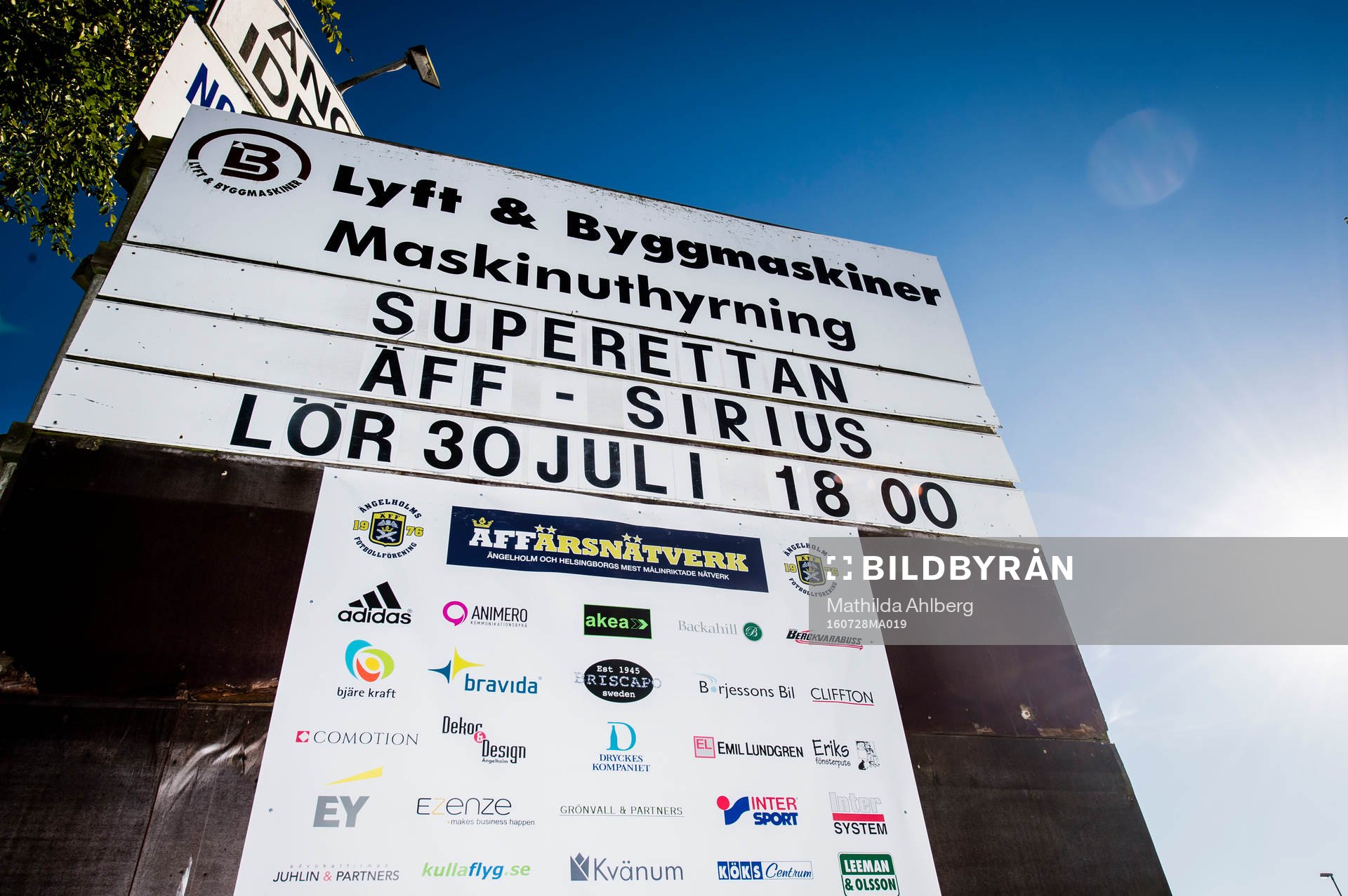 Skylt som annonserar