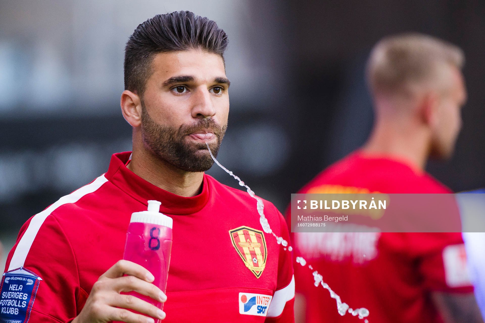 Syrianskas Mattias Mete dricker innan fotbollsmatchen