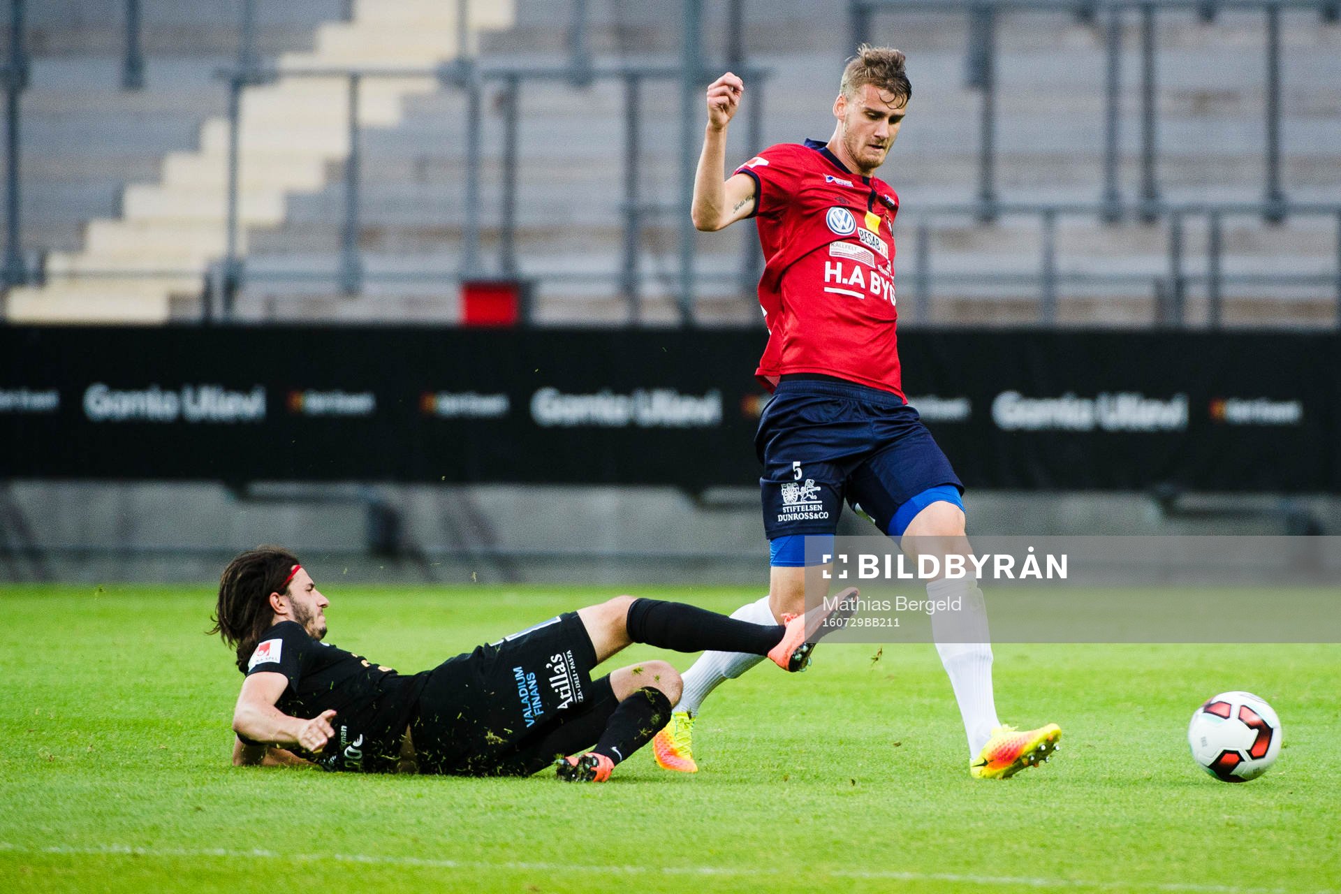 Syrianskas Stefan Ilic  glidtacklar Örgrytes Johan Hammar