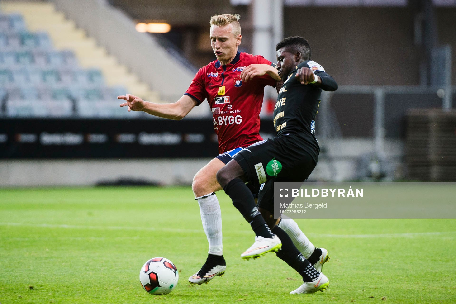 Örgrytes Sebastian Ohlsson och Syrianskas Samuel Akintioye