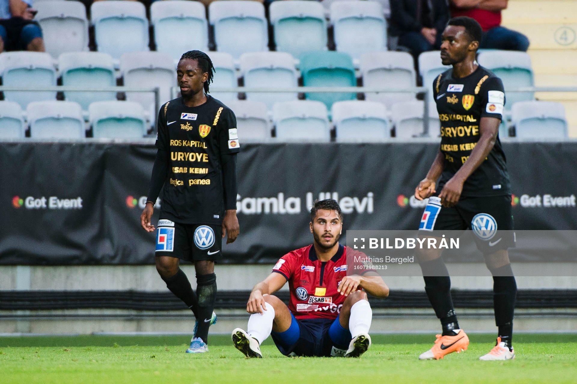 Örgrytes William Atashkadeh sitter mellan Syrianskas
