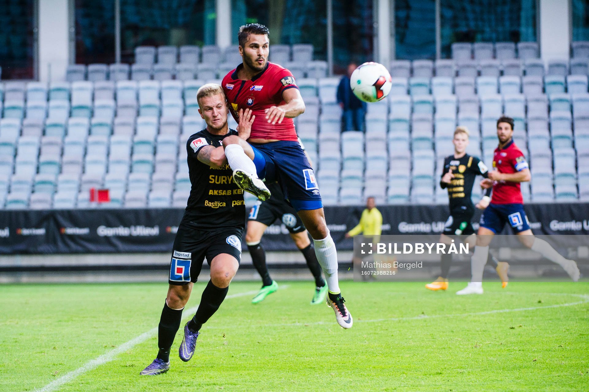 Syrianskas Alexander Michel och Örgrytes <ör11 i kamp om bollen under fotbollsmatchen mellan Örgryte och Syrianska den 29 juli 2016 i Göteborg.