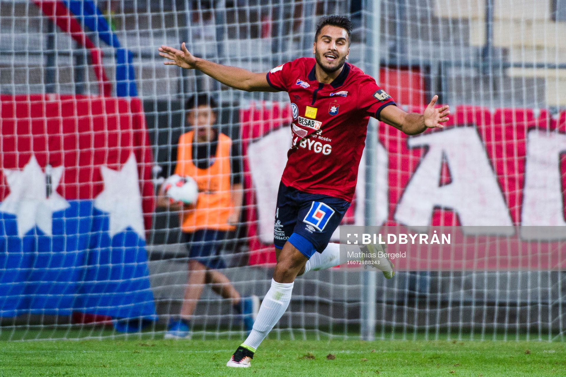 Målskytten till 1-0 Örgrytes William Atashkadeh jublar