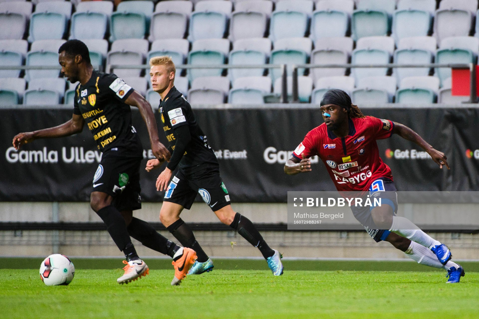 Syrianskas Success Nwousu och Johan Edeland  jagas av