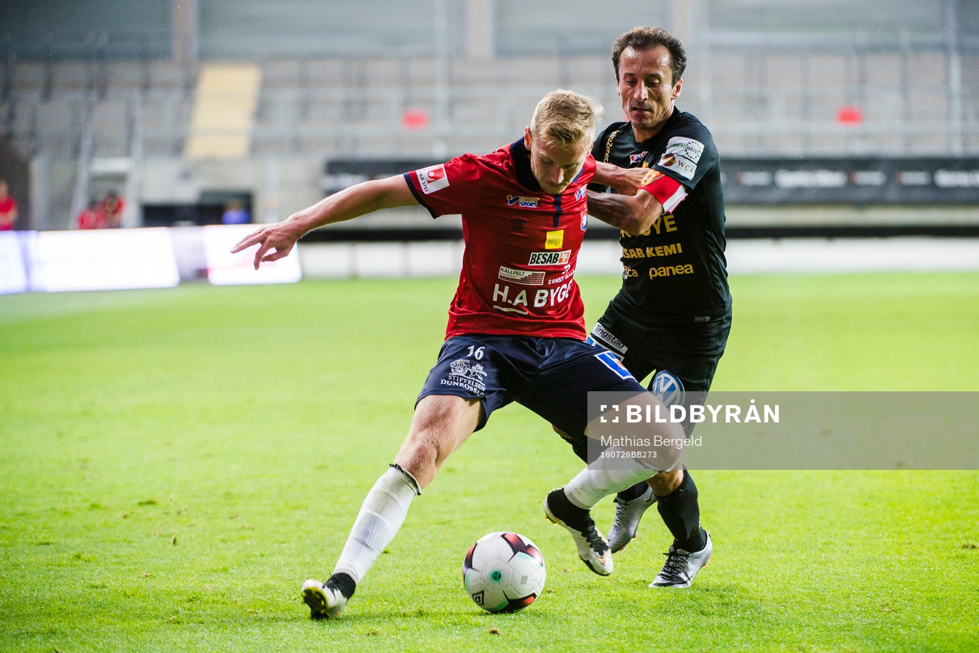 Örgrytes Sebastian Ohlsson i kamp om bollen med Syrianskas