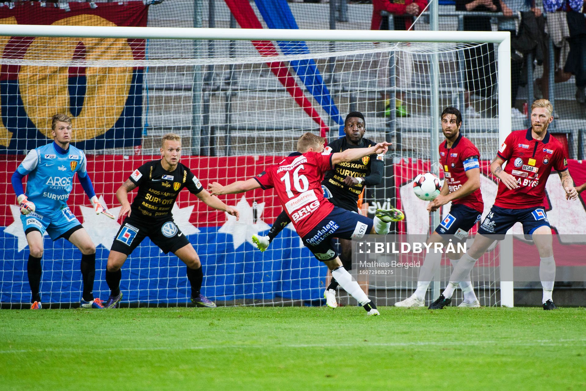 Syrianskas målvakt Hampus Elgan, Alexander Michel, Samuel Akintioye, Örgrytes George Mourad och Fredrik Björck ser Sebastian Ohlsson skjuta under fotbollsmatchen mellan Örgryte och Syrianska den 29 juli 2016 i Göteborg.