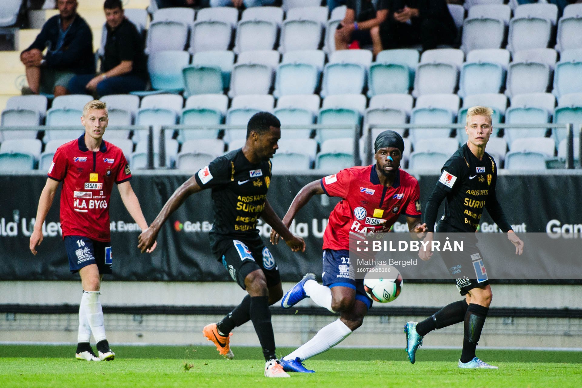 Syrianskas Success Nwousu och Johan Edeland