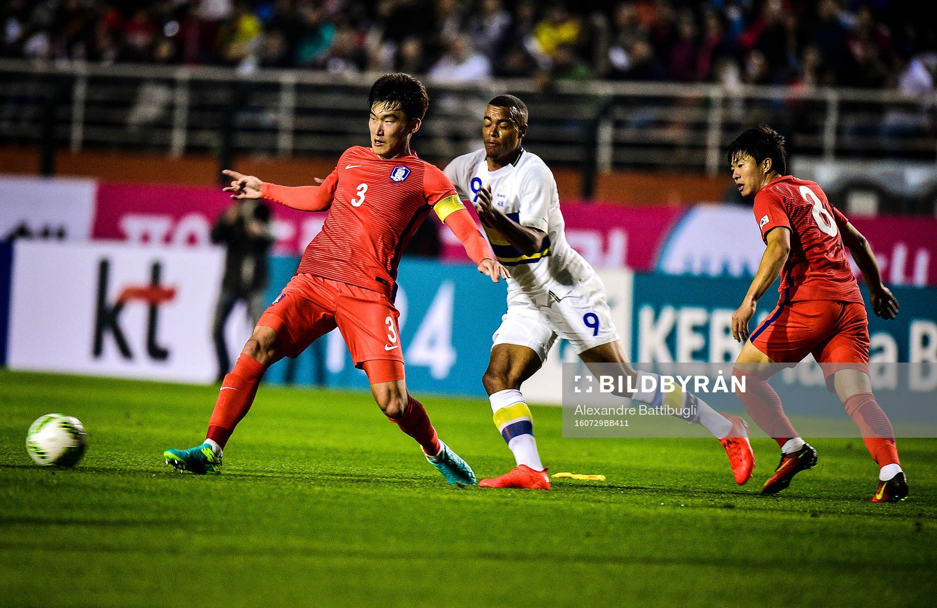 Sveriges Robin Quaison och Sydkoreas Jang Hyunsoo