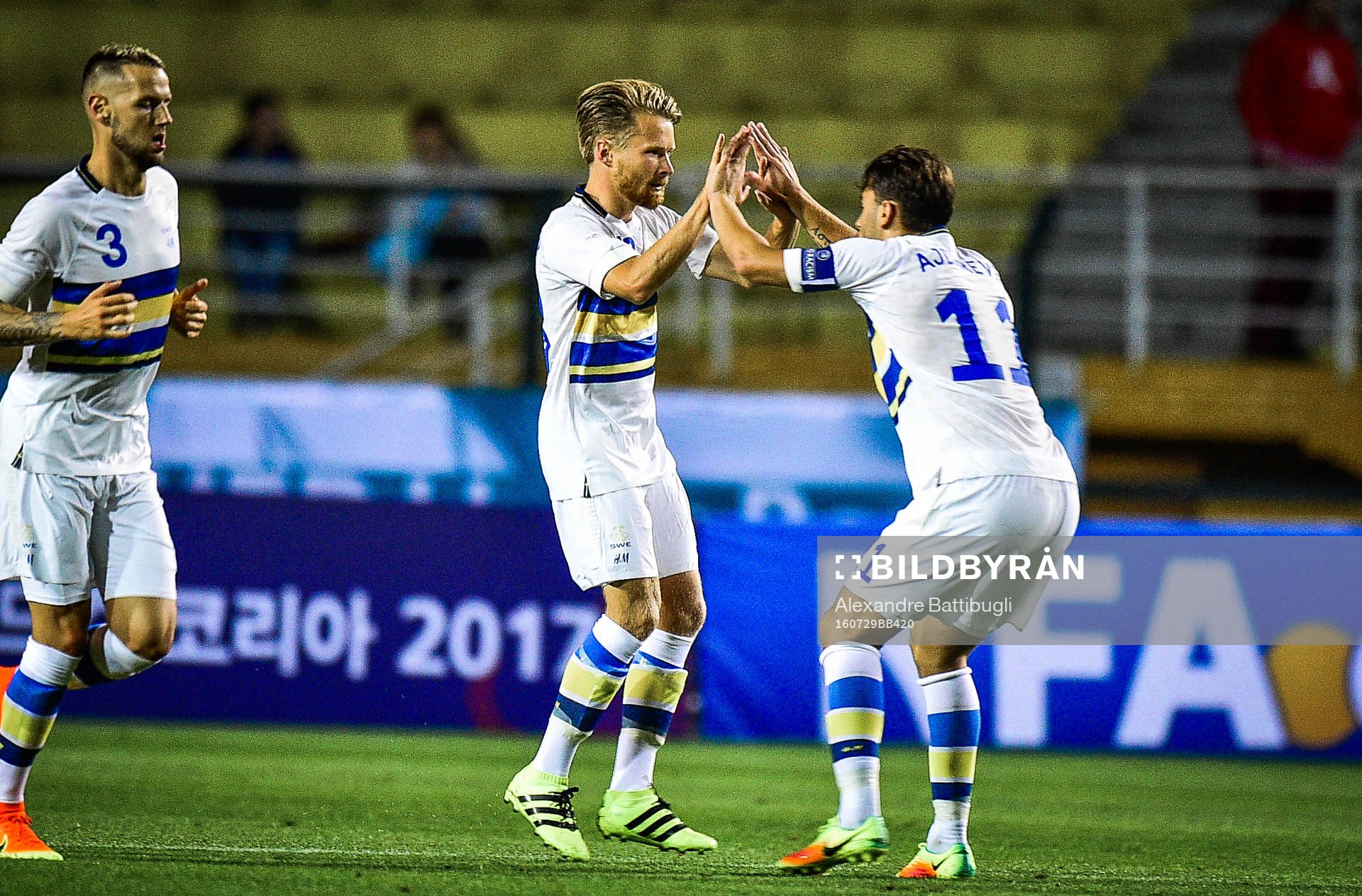 Sveriges Alexander Milosevic, Jacob Une Larsson och Astrit Ajdarevic jublar under en träningslandskamp
mellan Sydkorea och Sverige den 29 juli 2016 i São Paulo