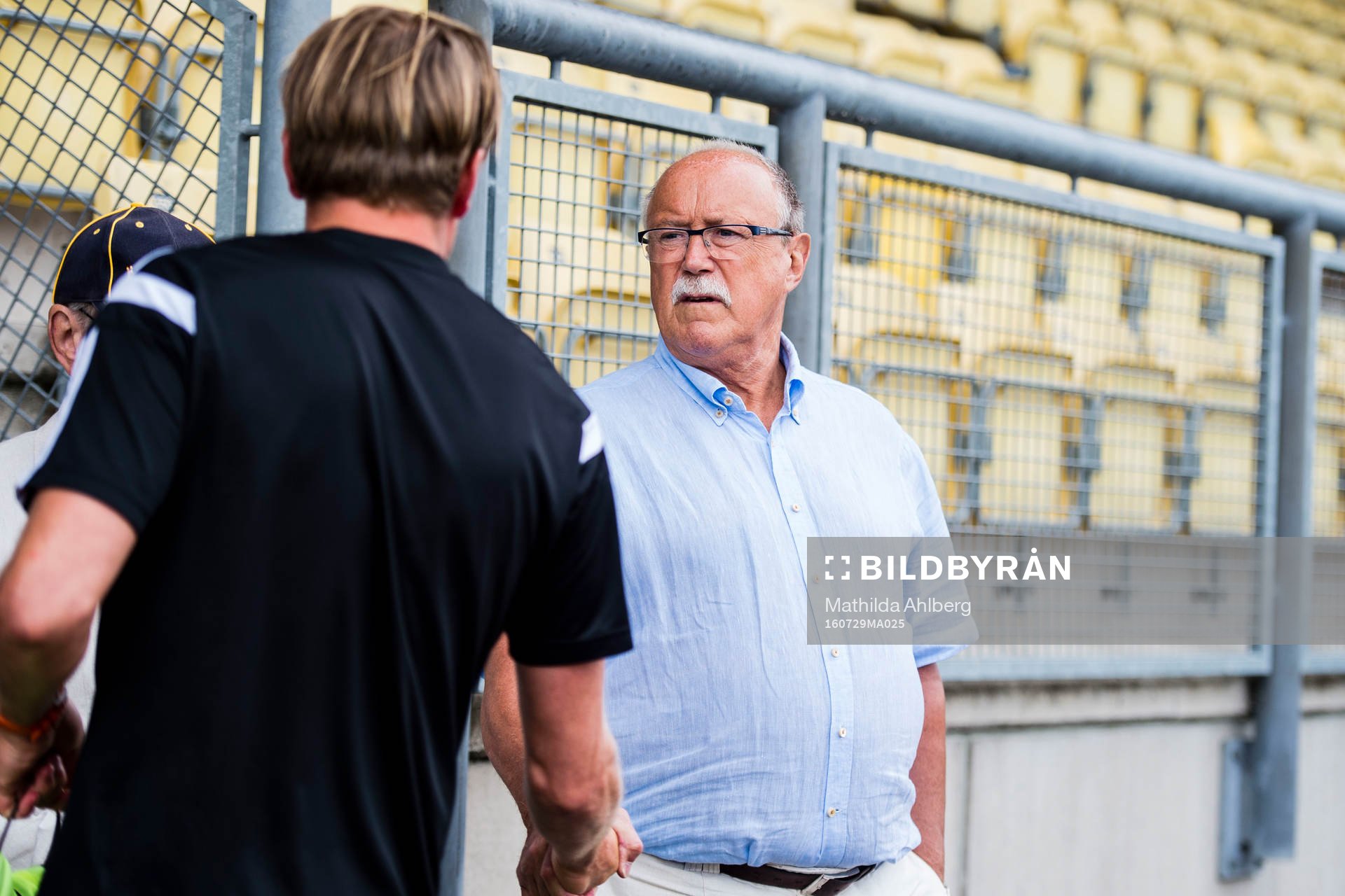 Ordförande Sten-Inge Fredin och tränare Christian Järdler i samtal under Ängelholms FFs fotbollsträning den 29 juli 2016 i Ängelholm.