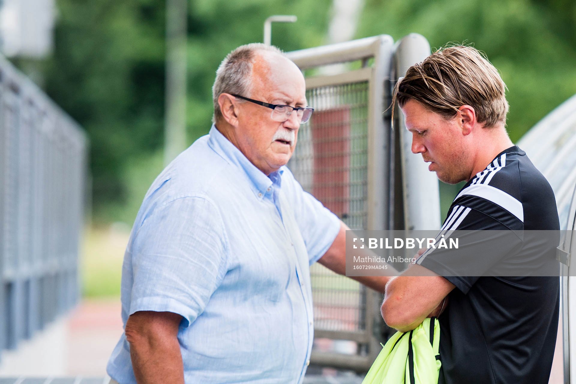 Ordförande Sten-Inge Fredin och tränare Christian Järdler i samtal under Ängelholms FFs fotbollsträning den 29 juli 2016 i Ängelholm.