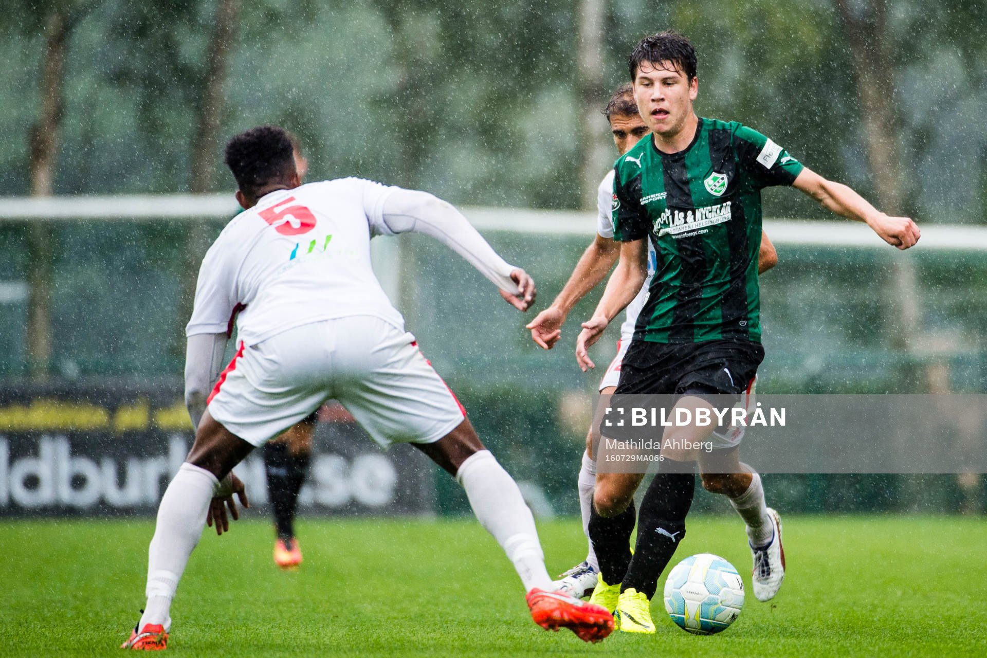 Högaborgs Maciej Buszko dribblar med bollen