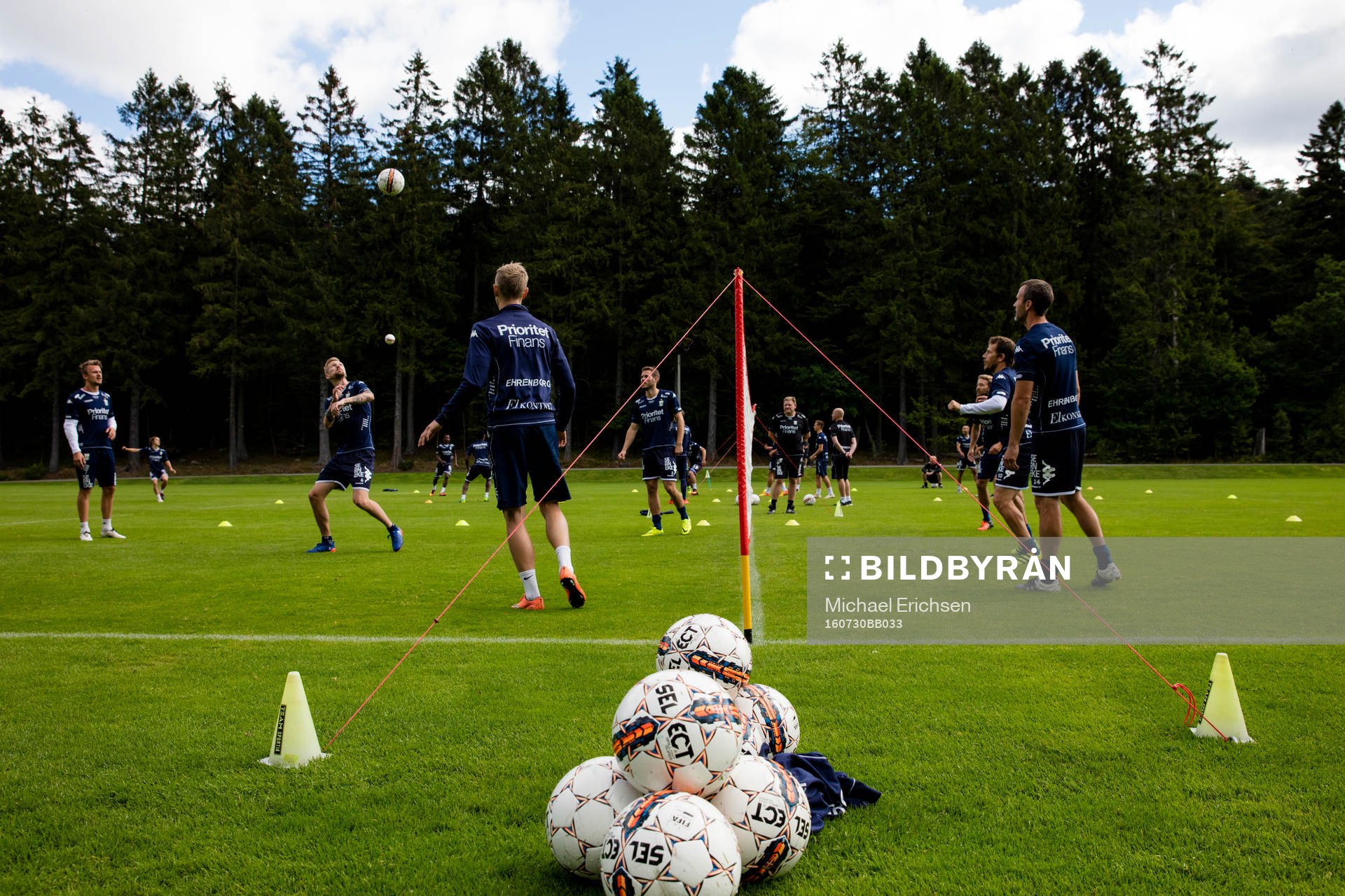 Fotbollstennis under en fotbollsträning med IFK Göteborg den 30 juli 2016 i Göteborg.