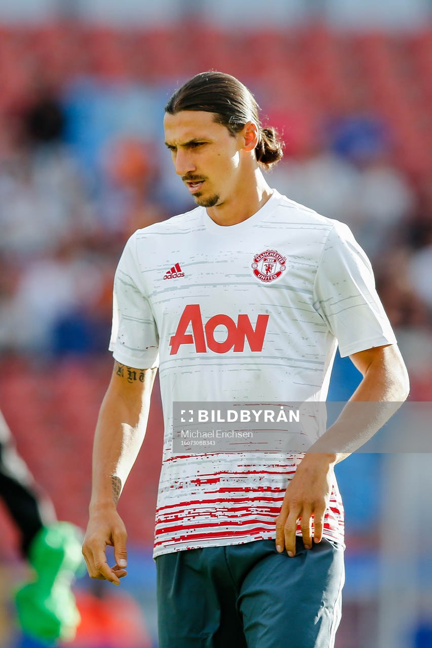 Manchester Uniteds Zlatan Ibrahimovic värmer upp före