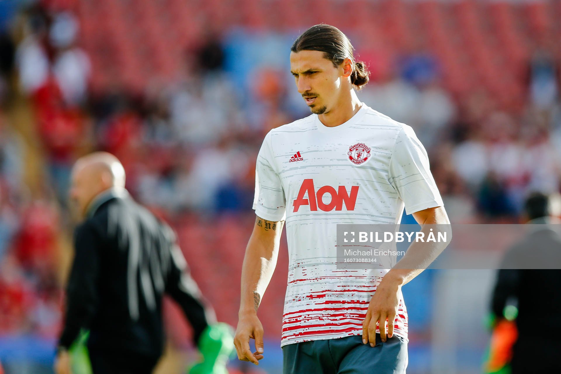Manchester Uniteds Zlatan Ibrahimovic värmer upp före