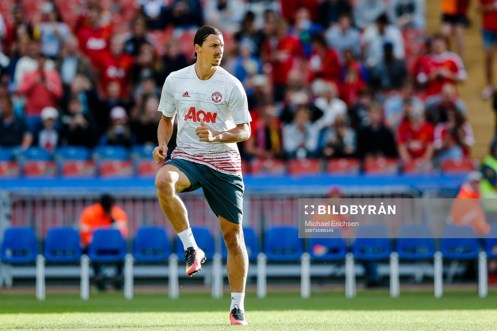 Manchester Uniteds Zlatan Ibrahimovic värmer upp före