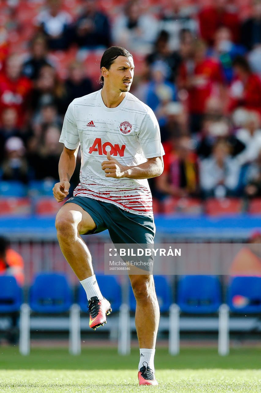 Manchester Uniteds Zlatan Ibrahimovic värmer upp före