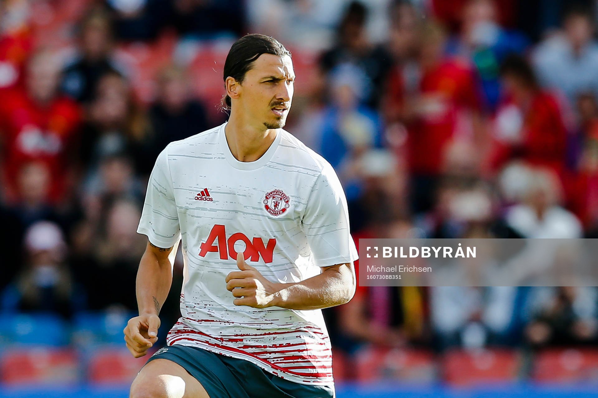 Manchester Uniteds Zlatan Ibrahimovic värmer upp före