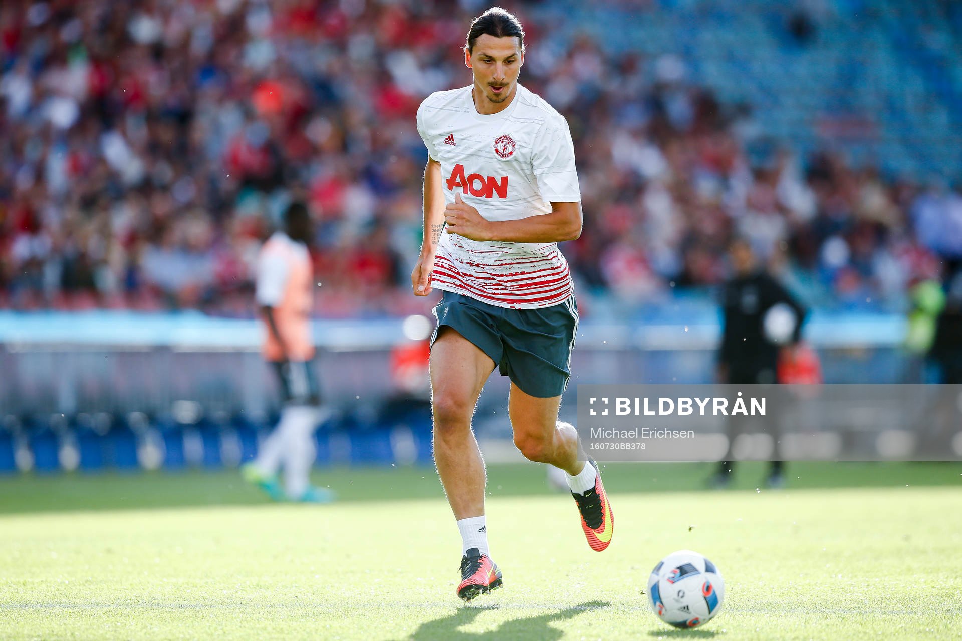 Manchester Uniteds Zlatan Ibrahimovic värmer upp före