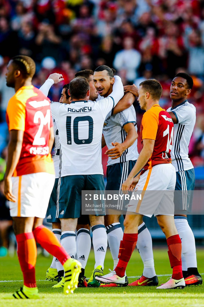 Manchester Uniteds Zlatan Ibrahimovic jublar