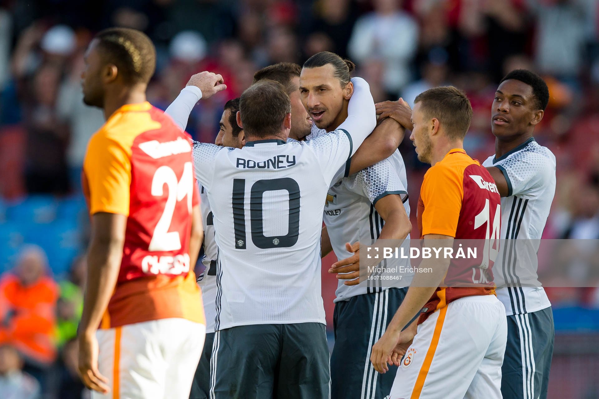 Manchester Uniteds Zlatan Ibrahimović jublar och omfamnas