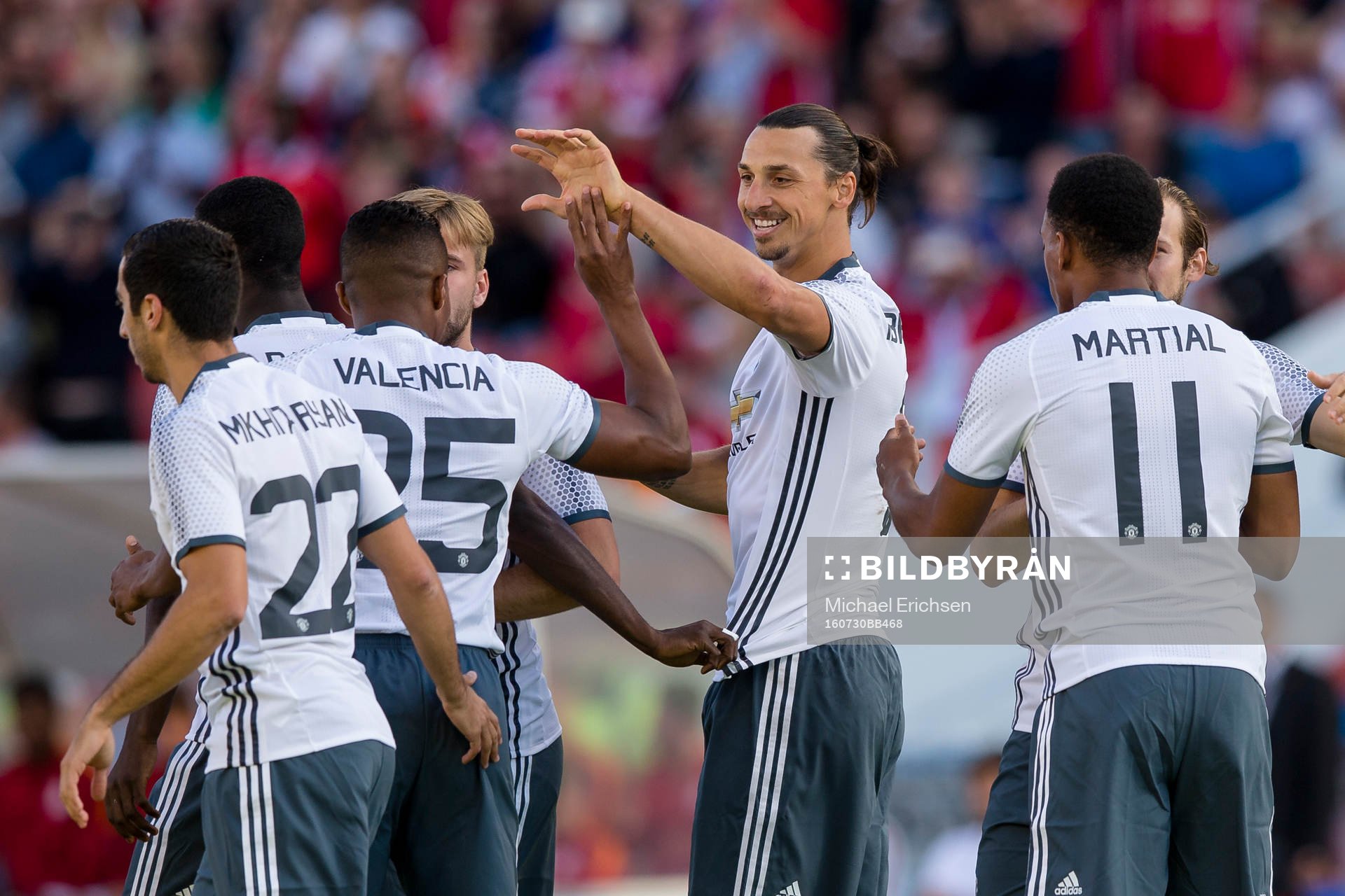 Manchester Uniteds Zlatan Ibrahimović jublar och omfamnas