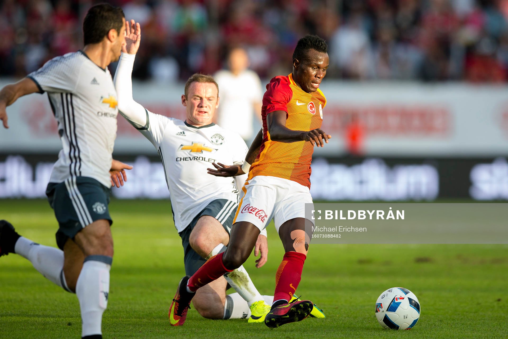 Galatasarays Bruma före Manchester Uniteds Wayne Rooney