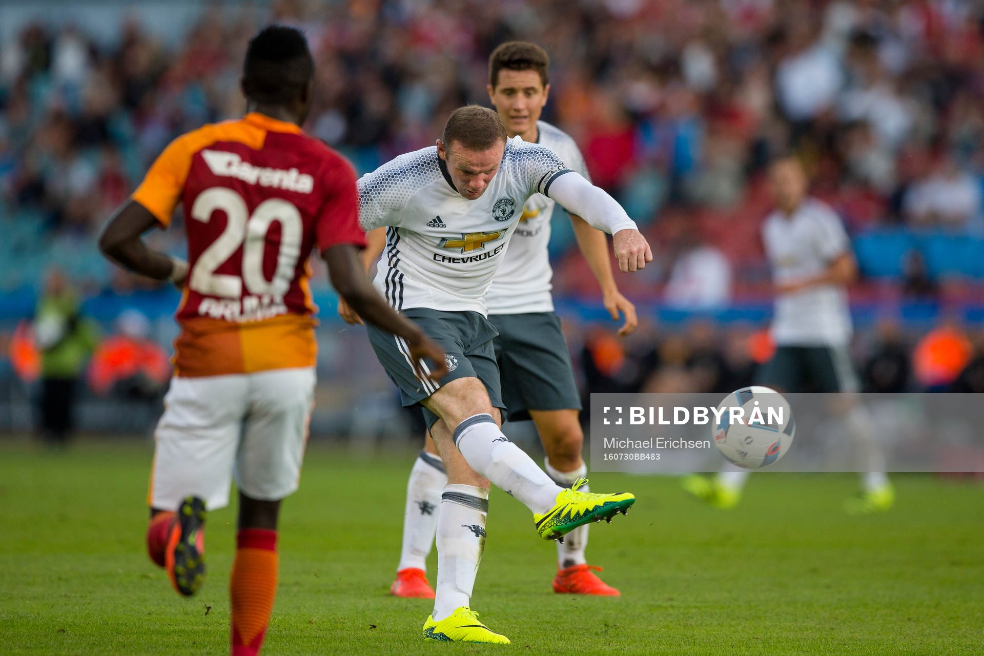 Manchester Uniteds Wayne Rooney skjuter ett skott