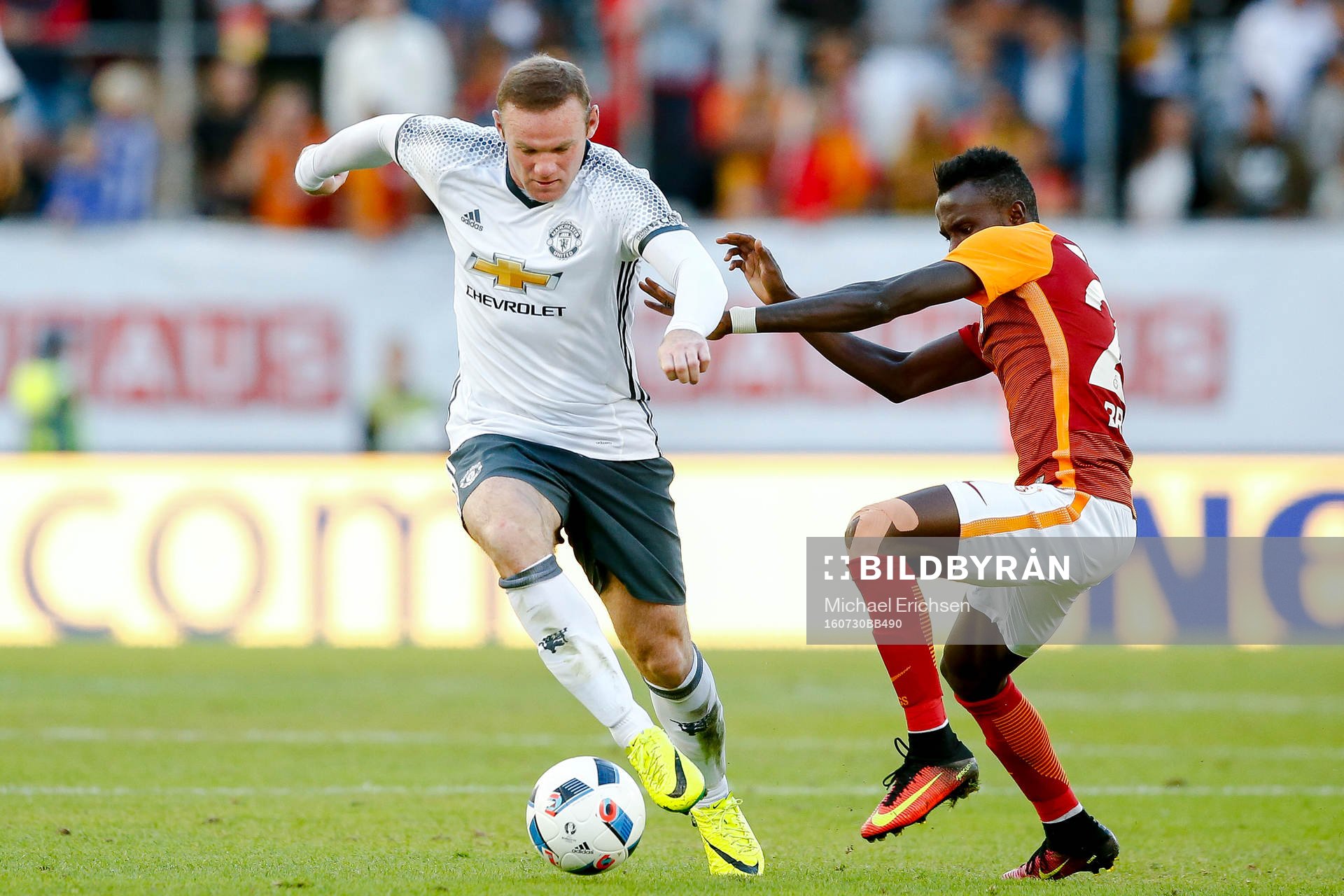 Manchester Uniteds Wayne Rooney och Galatasarays Bruma