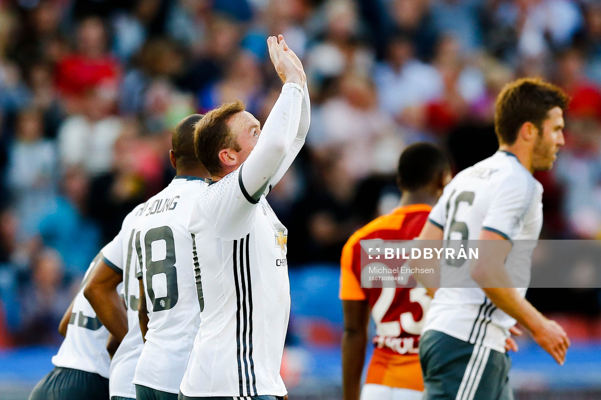 Manchester Uniteds Wayne Rooney jublar
