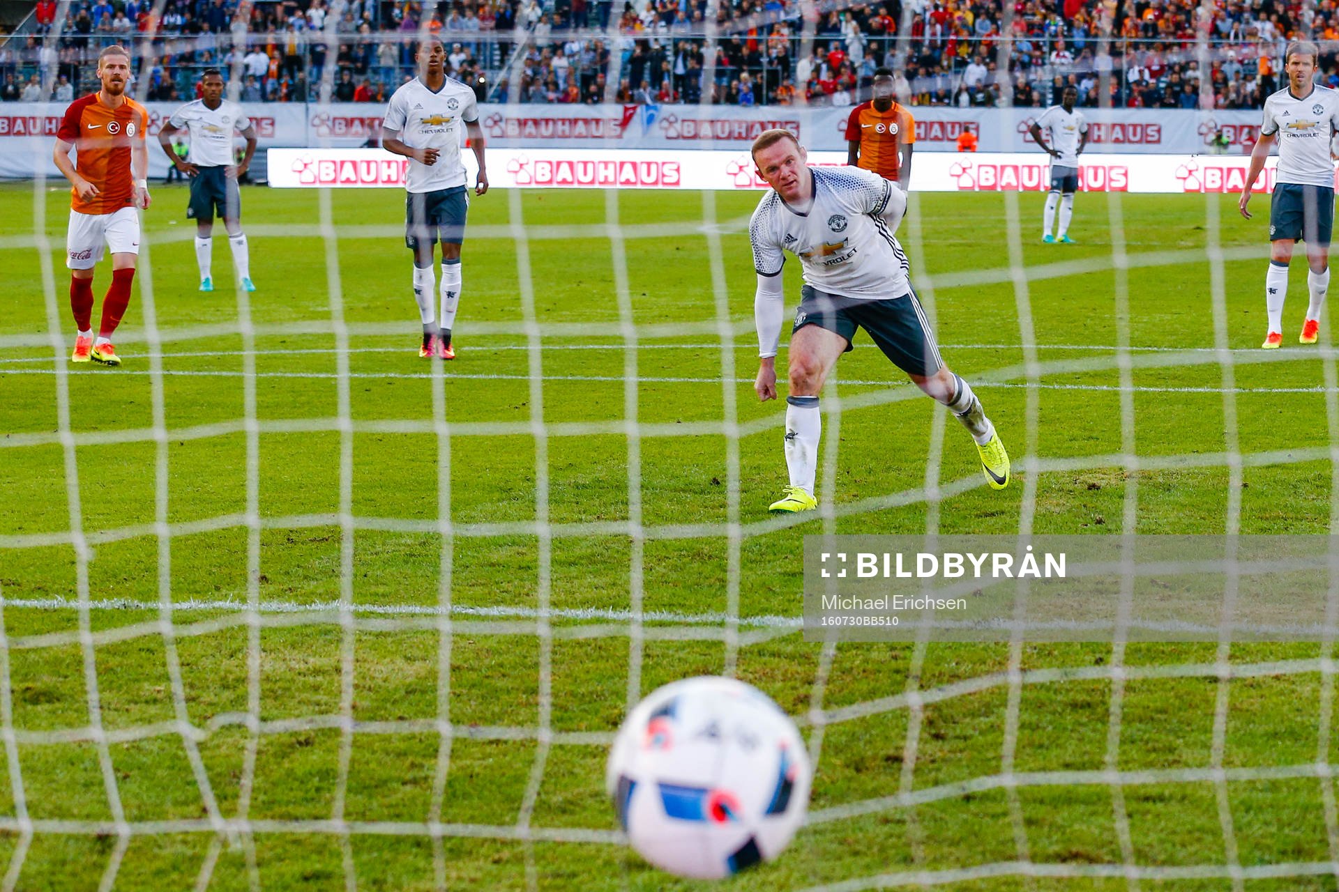 Manchester Uniteds Wayne Rooney gör 3-2 på straff