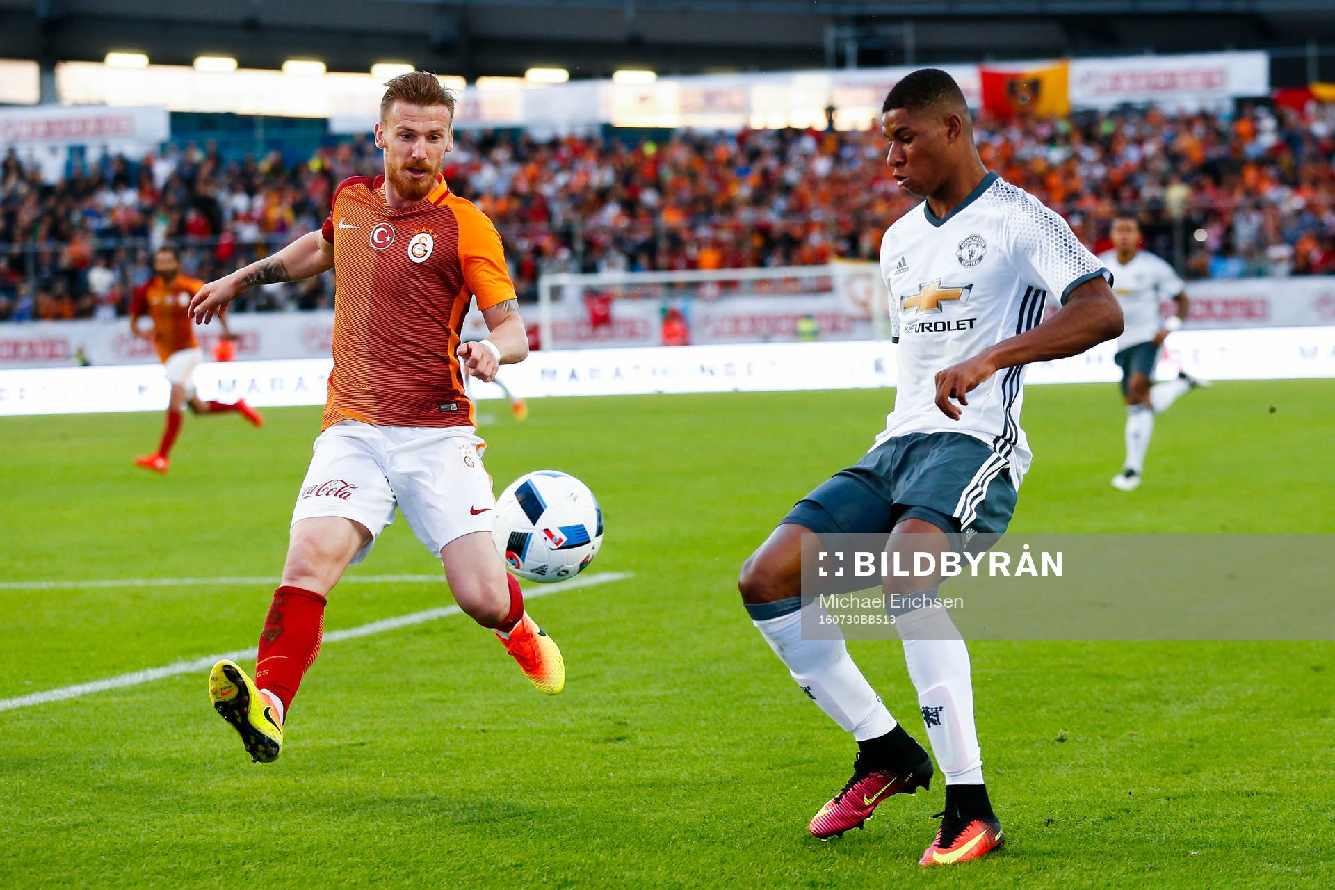 Galatasarays Serdar Kaya och Manchester Uniteds Marcus
