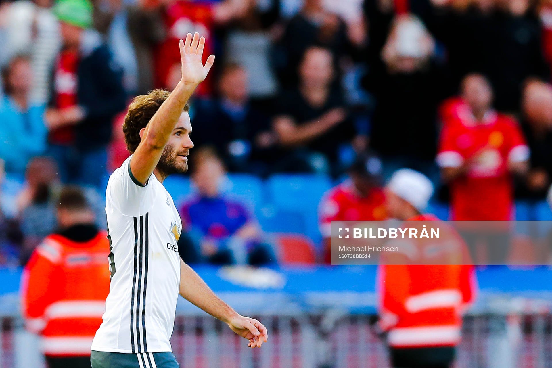 Manchester Uniteds Juan Mata jublar