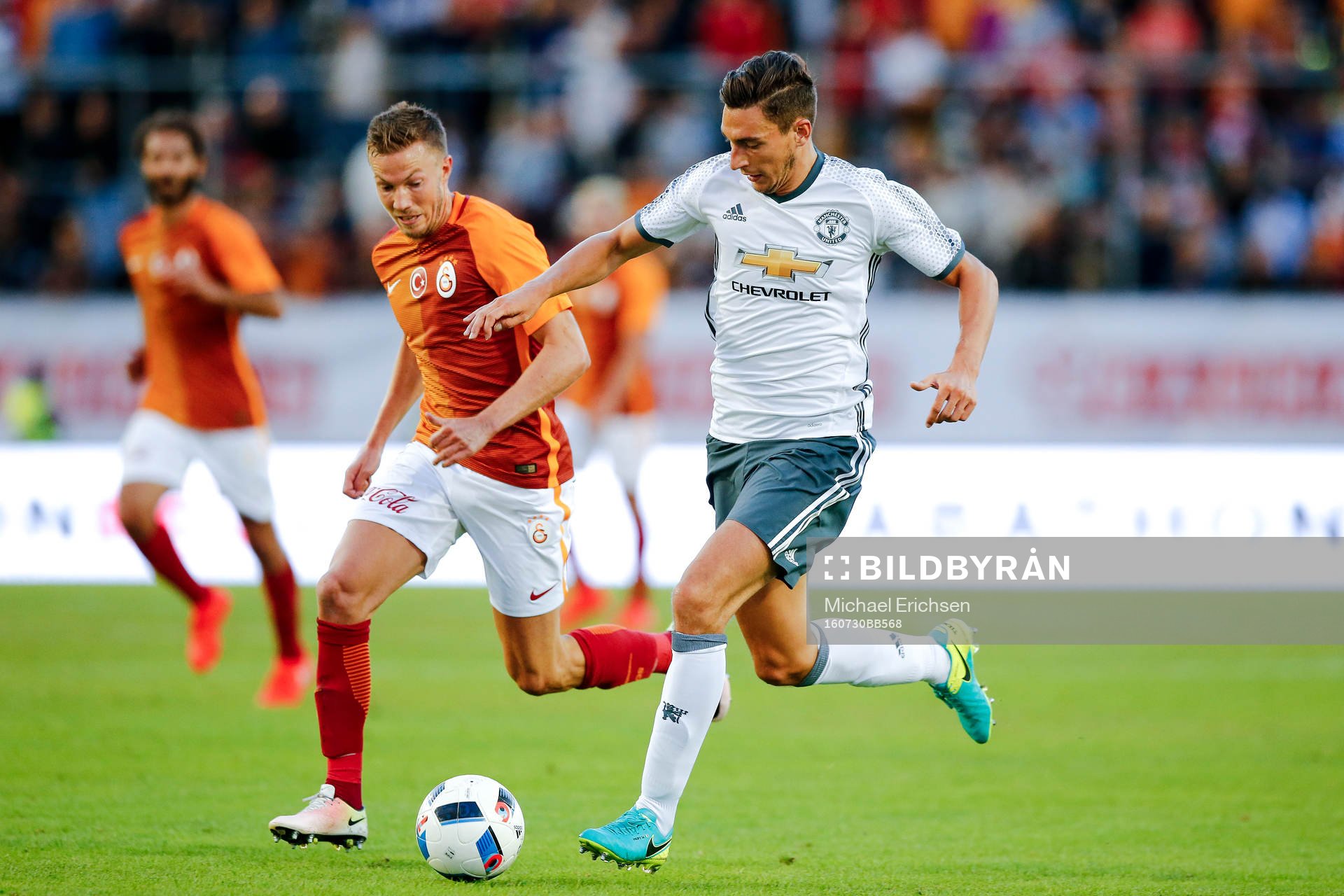 Galatasarays Matteo Darmian   och Manchester Uniteds Matteo