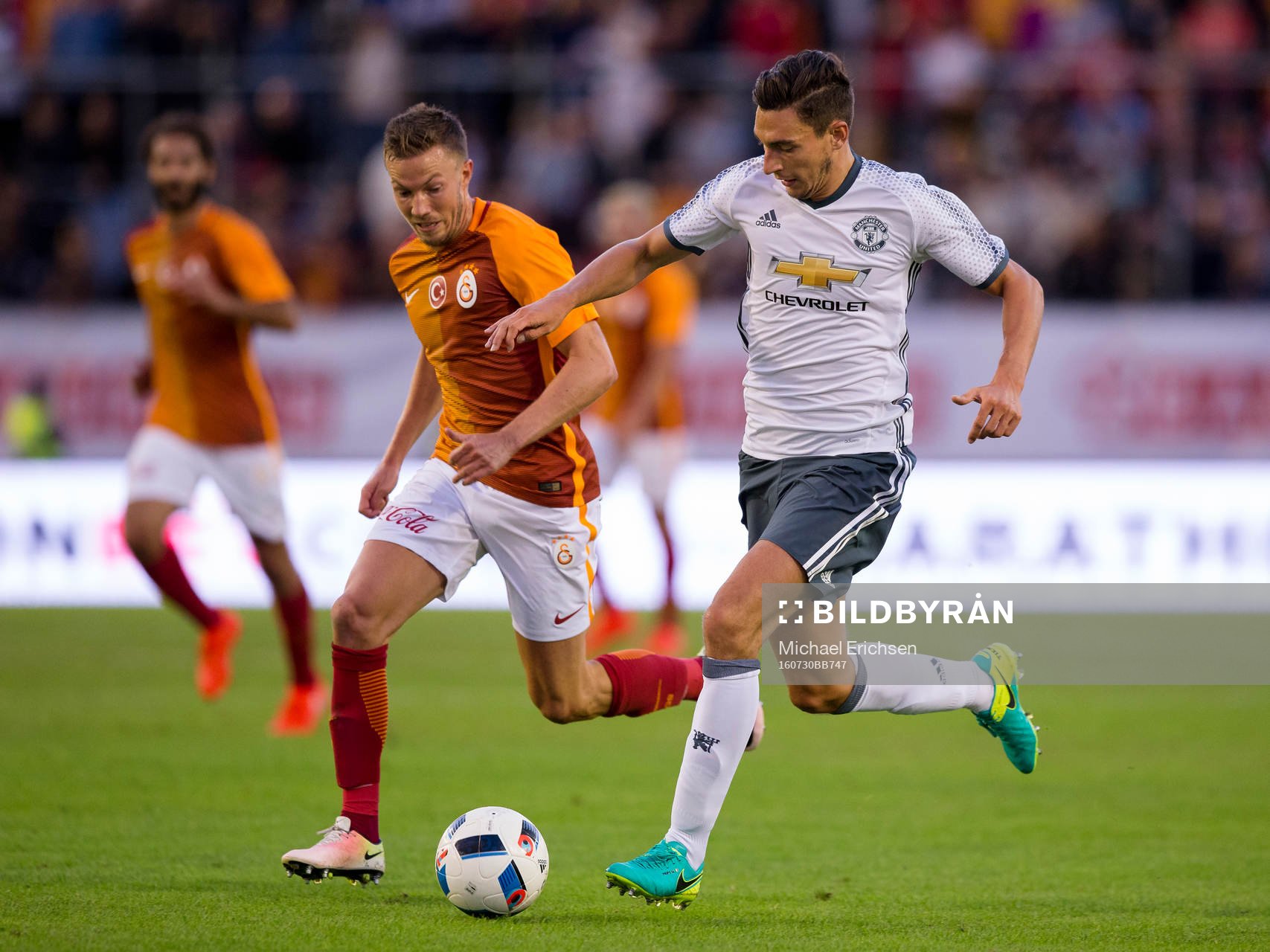 Manchester Uniteds Matteo Darmian före Galatasarays Galatasarays Martin Linnes under fotbollsmatchen Supermatchen mellan Manchester United och Galatasaray den 30 juli 2016 i Göteborg.