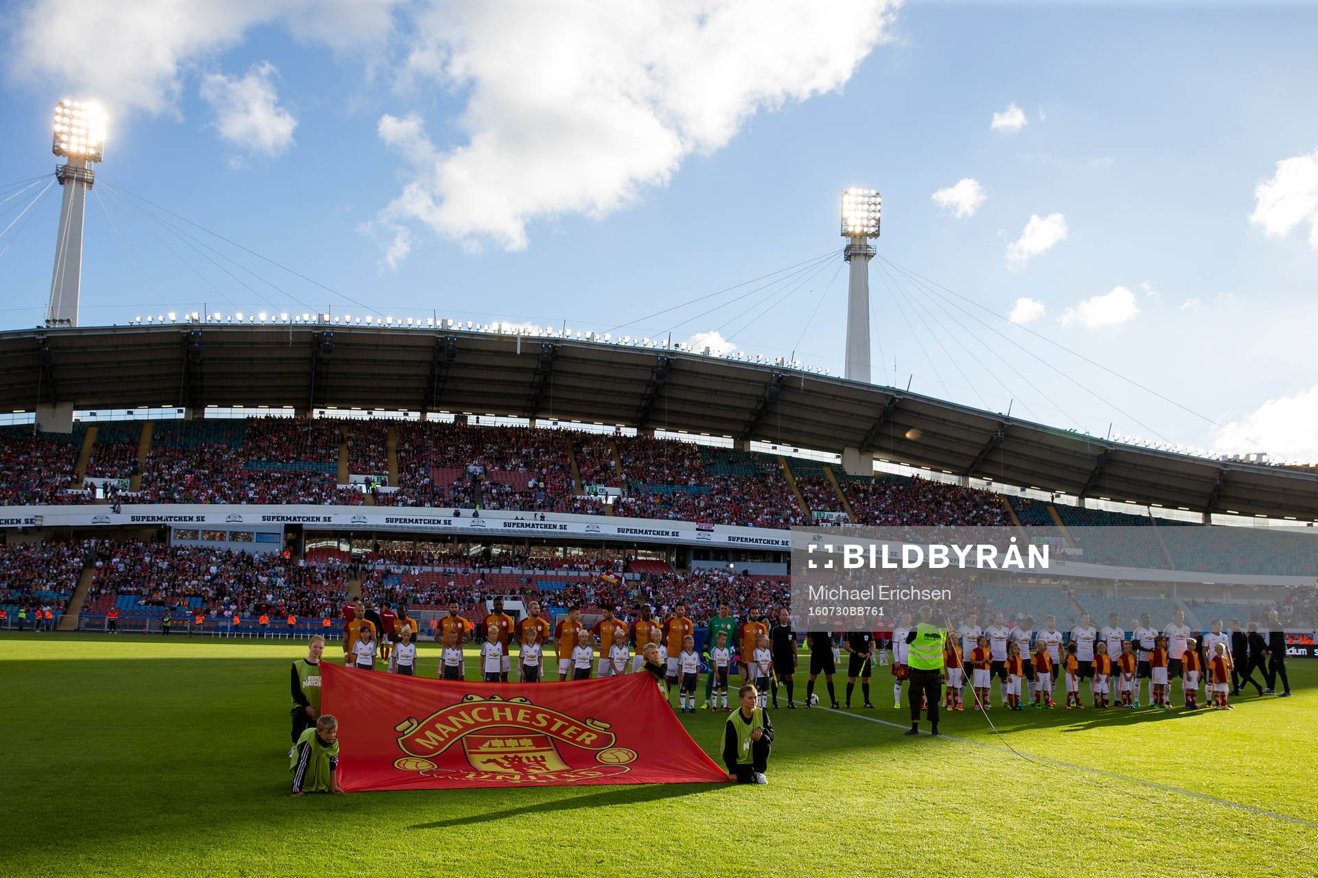 Lagen på line up innan fotbollsmatchen Supermatchen mellan