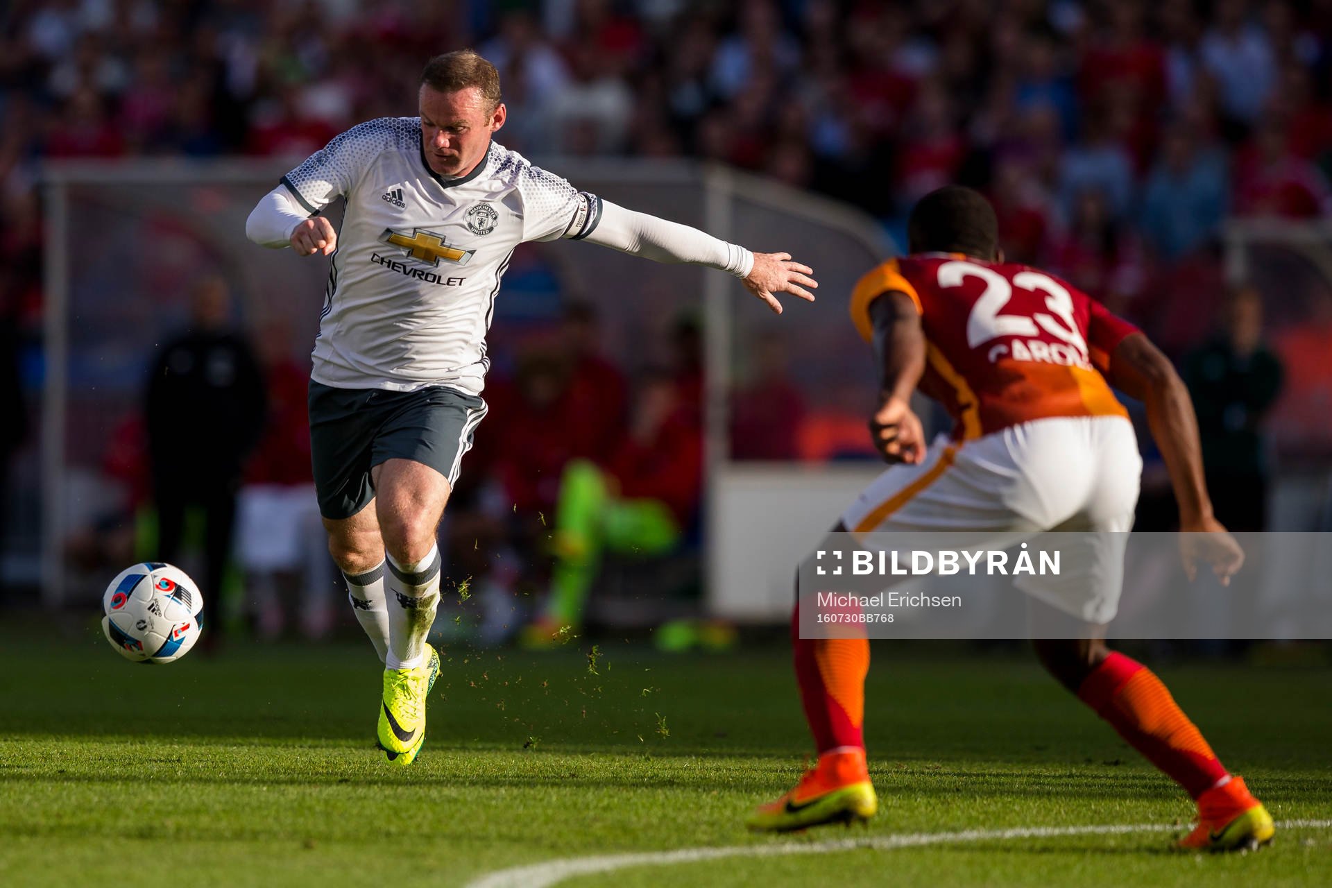 Manchester Uniteds Wayne Rooney laddar för skott