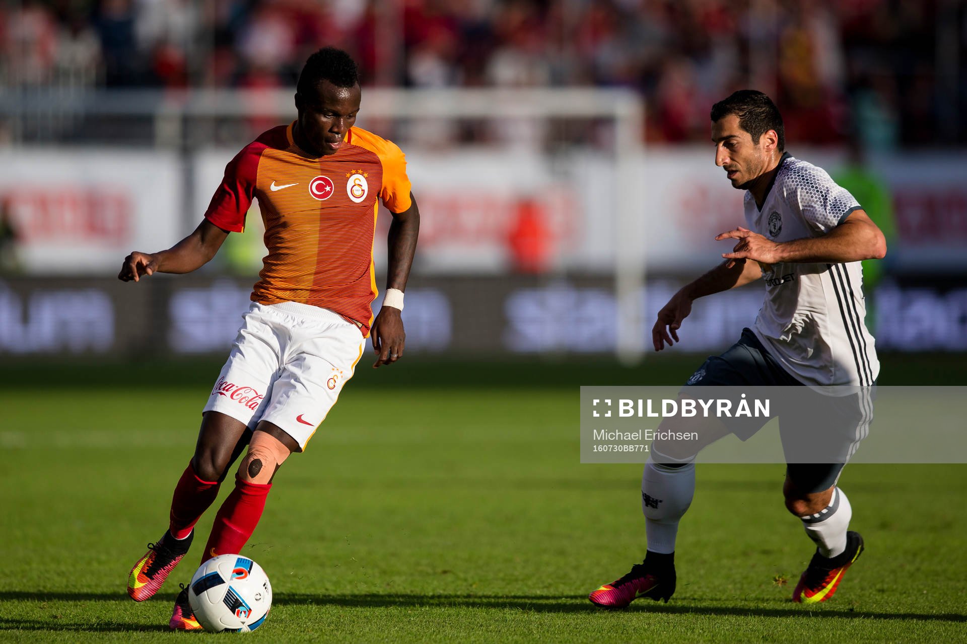 Galatasarays Lionel Carole mot Manchester Uniteds Henrikh