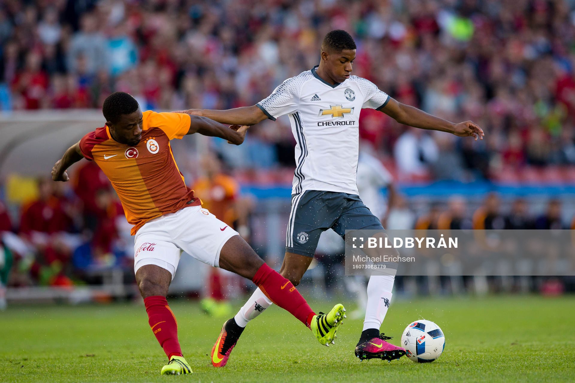 Galatasarays Aurelien Chedjou och Manchester Uniteds Marcus Rashford under fotbollsmatchen Supermatchen mellan Manchester United och Galatasaray den 30 juli 2016 i Göteborg.