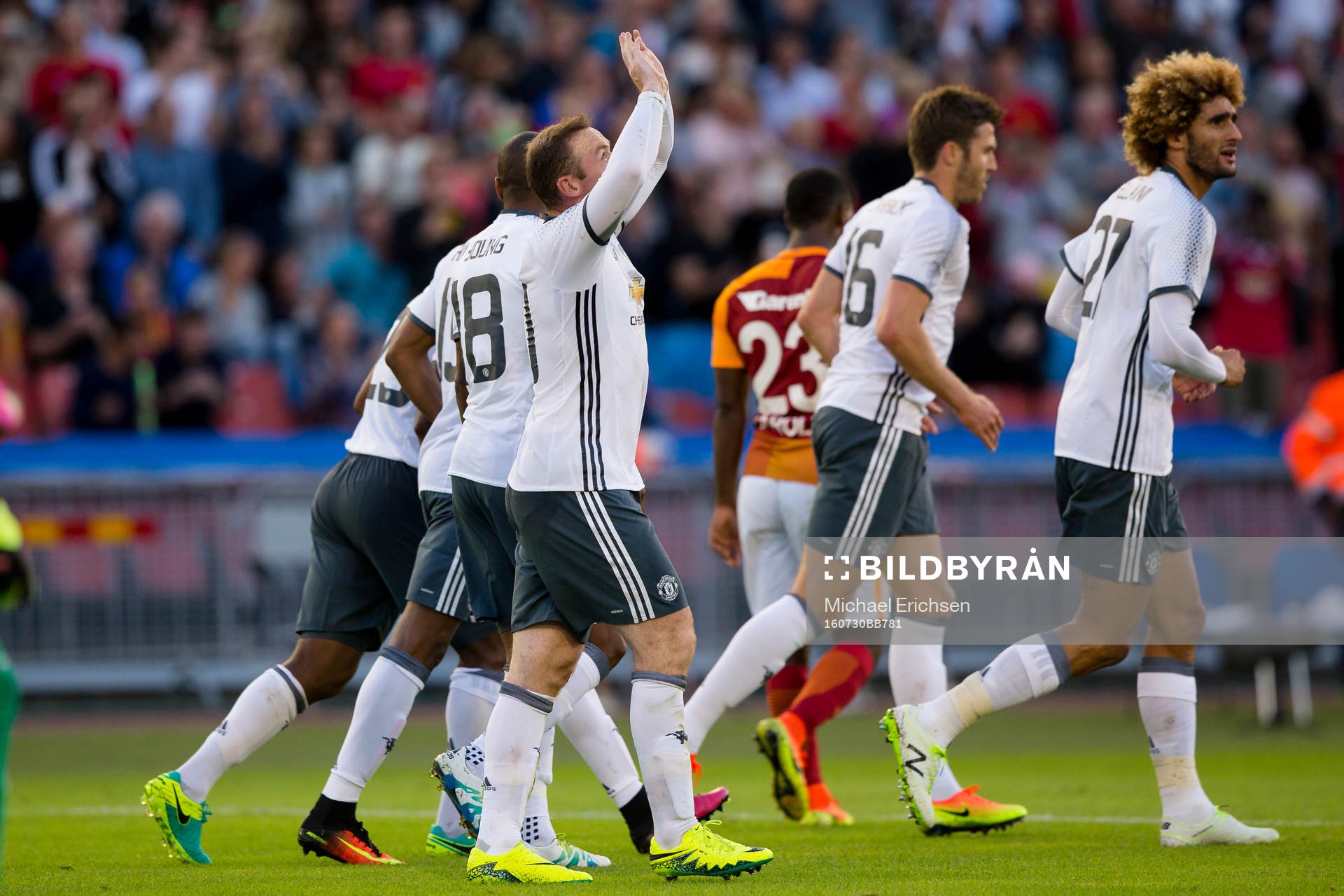 Manchester Uniteds Wayne Rooney jublar