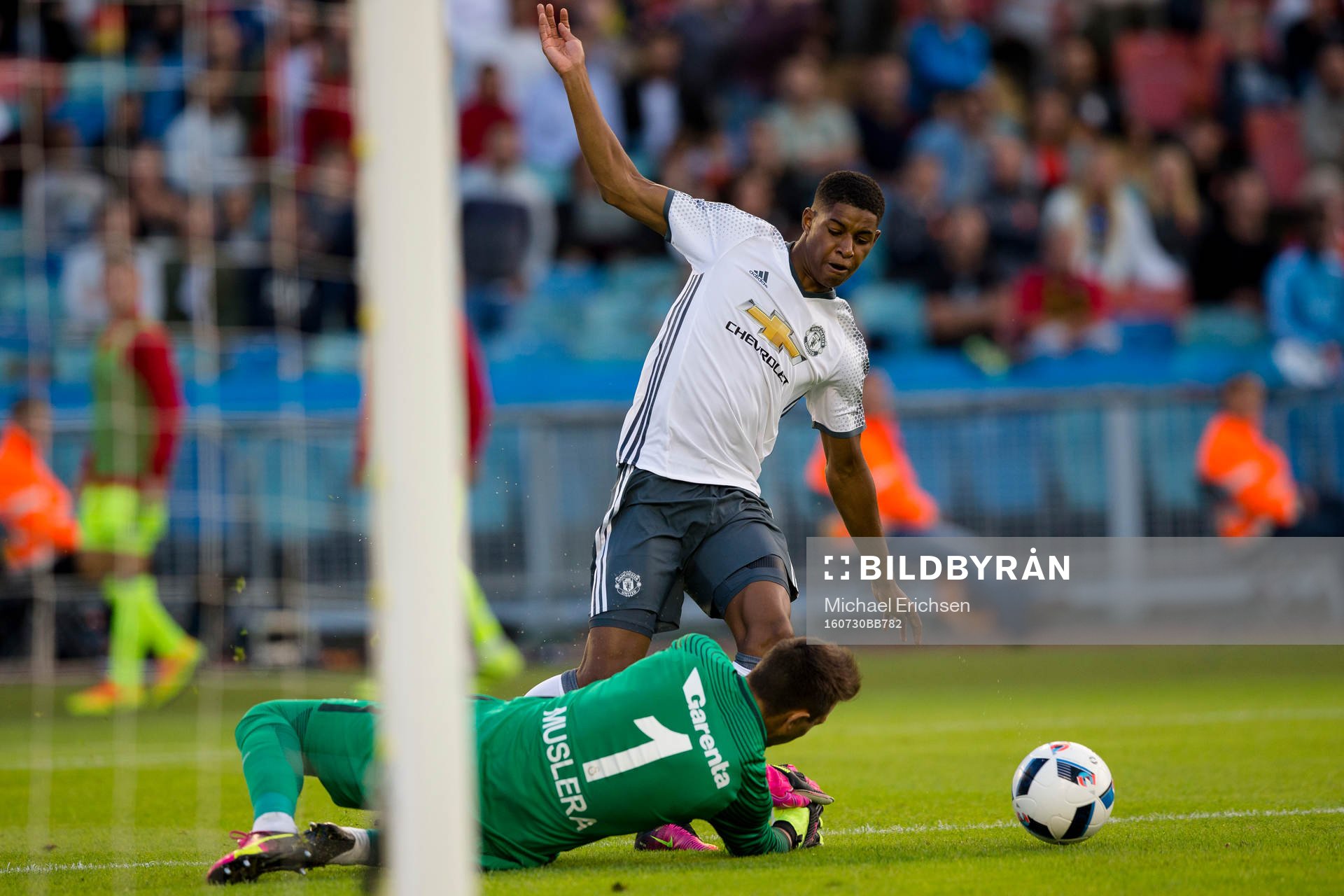 Manchester Uniteds Marcus Rashford fälls av Galatasarays