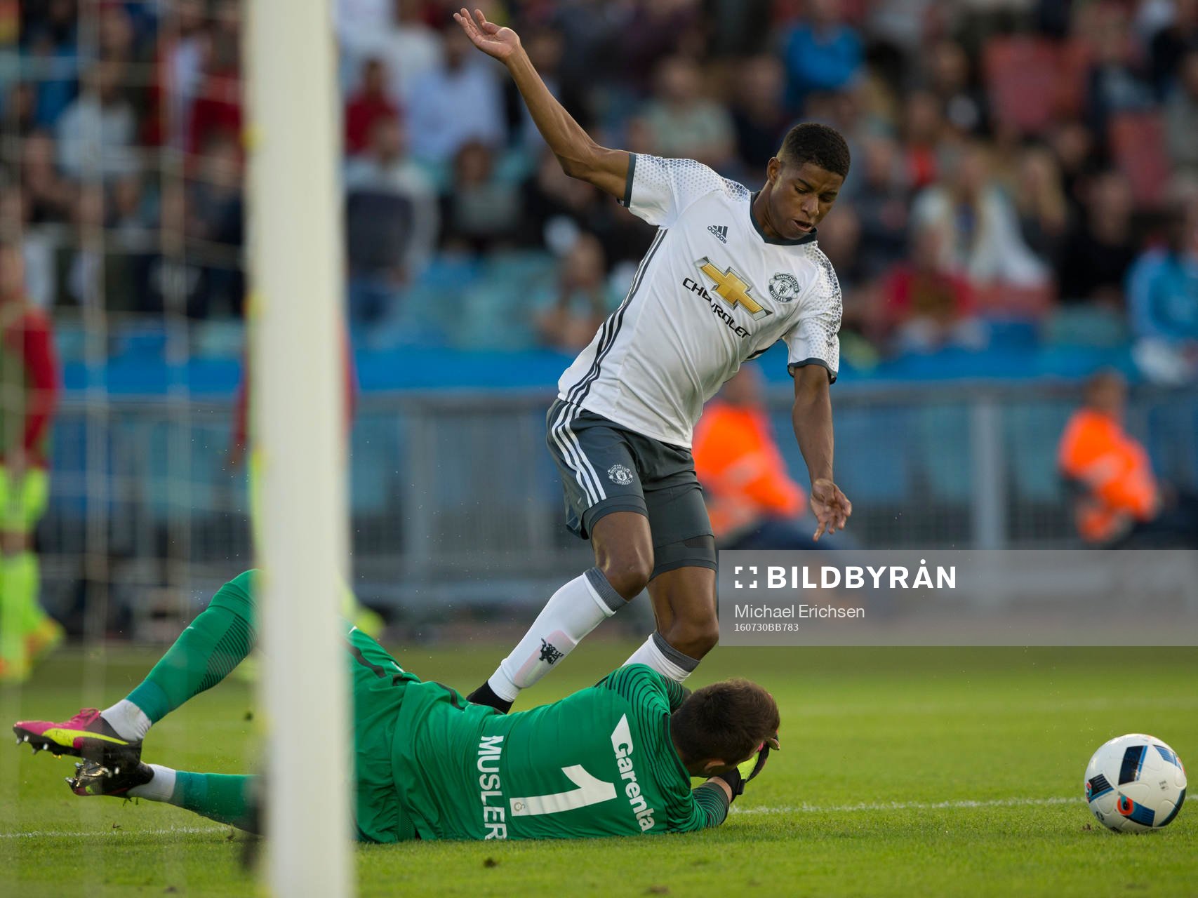 Manchester Uniteds Marcus Rashford fälls av Galatasarays
